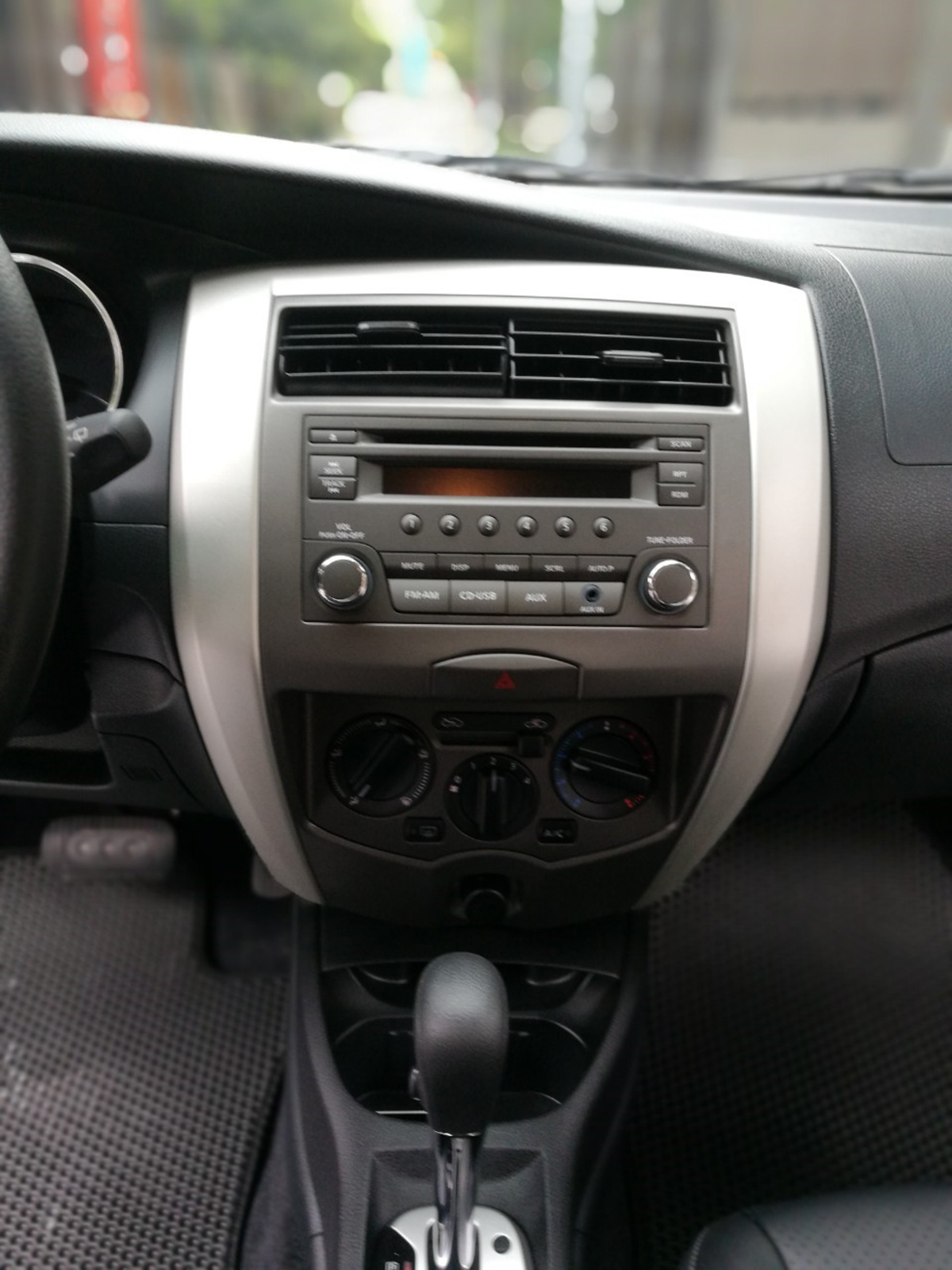 <p>NISSAN </p>LIVINA