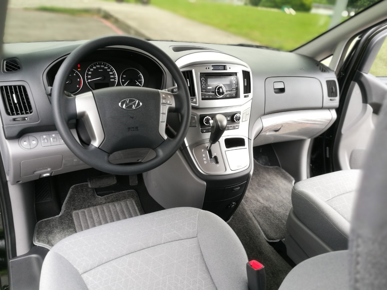 <p>HYUNDAI </p>GRAND STAREX