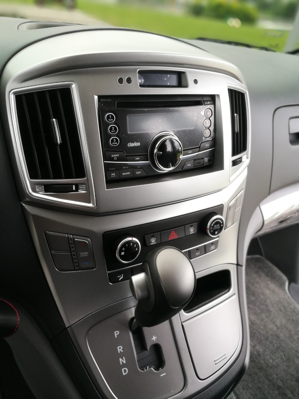 <p>HYUNDAI </p>GRAND STAREX