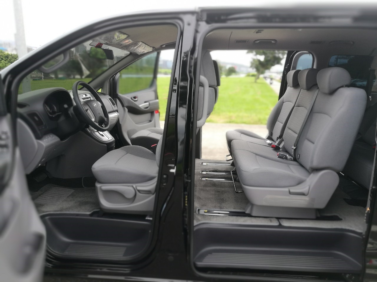 <p>HYUNDAI </p>GRAND STAREX