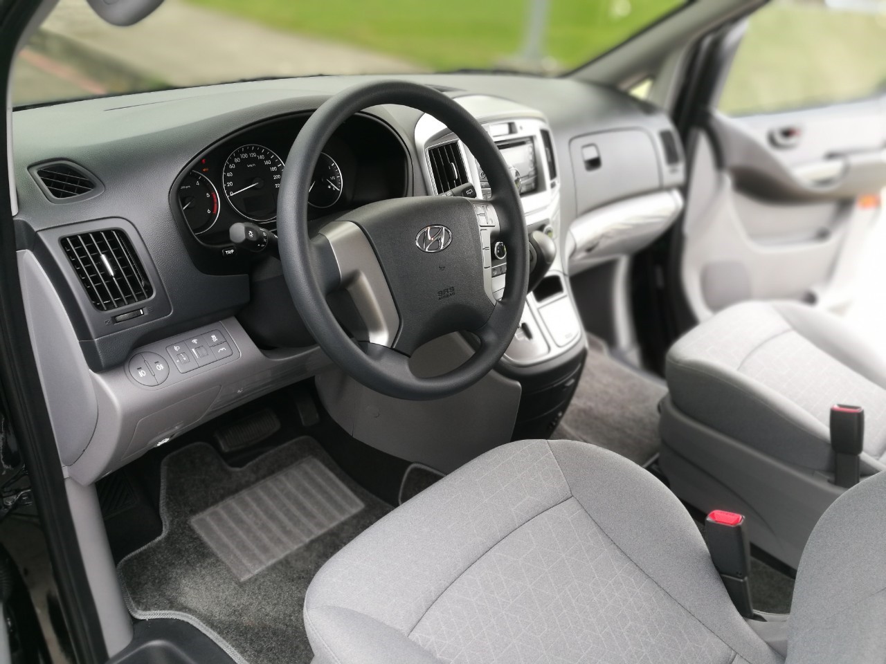 <p>HYUNDAI </p>GRAND STAREX